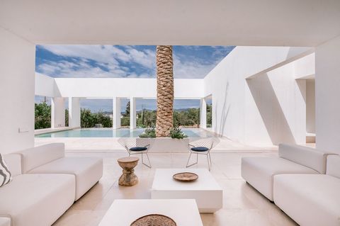 This five bedroom, five bathroom villa sits nestled like a historical jewel amongst the luxury of the Can Pep Simo community. Villa Can Manya is an architectural gem, architects the world renowned Enrique Alvarez Sala, Carlos Rubio & Ingancio Vicens ...