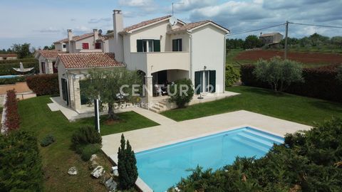 Dieses schöne Haus mit Swimmingpool und Blick auf die Weinberge ist ein ideales Zuhause für einen Urlaub oder einen dauerhaften Aufenthalt. Es befindet sich in einer ruhigen Gegend, nur 14 km von Poreč und der Adria entfernt, die eine perfekte Balanc...