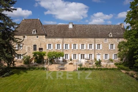 South Burgundy - Magnificent Burgundy stone château built in 1624, set in 1 ha of parkland, ideally located 20min from Tournus TGV, in the Paris - Geneva - Lyon triangle. The château has undergone extensive restoration since the 2000s, and today offe...