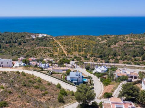 Urban plot with 1035 sqm with building permission for a villa, located near the beaches of Cabanas Velhas, Burgau and Salema. This plot is located in Quinta da Fortaleza, a quiet area surrounded by the green of the countryside and the blue of the oce...