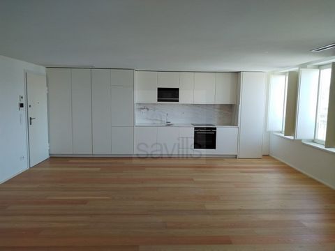 Investment Opportunity Excellent T1, transformed into T0, with modern design, next to the Matosinhos market, comprising: - Open space living room and kitchen, 1 bedroom open to the living room, 1 bathroom; - Large and bright spaces; - Kitchen equippe...