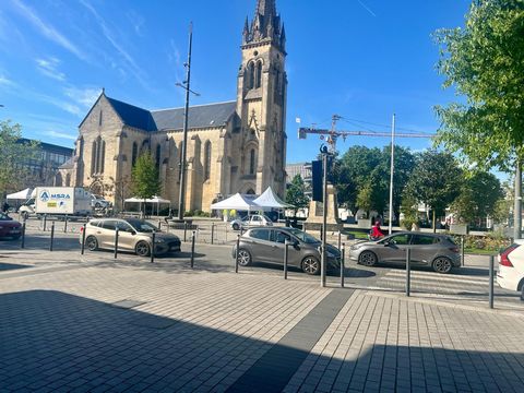 Découvrez sans tarder ce fonds de commerce en restauration situé à deux pas de la place de l'église Saint-Vincent à Mérignac. Le local commercial a une superficie de 140 m2 avec une capacité de 70 couverts en intérieur et 25 couverts en terrasse. La ...