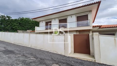 Detached 4 bedroom villa in Marinhas, Eposende with open views. Inserted in a plot of 983m2, and with 424.50m2 of construction with a beautiful garden, an extensive porch in front of the house, a balcony on the side and a large balcony in the rooms o...
