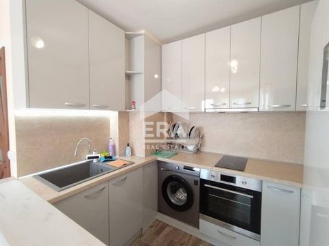 ERA Varna Trend bietet zum Verkauf eine Ein-Zimmer-Wohnung mit einer bebauten Nettofläche von 63 m² (68 m² mit Gemeinschaftsräumen), die sich im dritten Stock von insgesamt 4 Etagen befindet. Das Anwesen ist ohne Verzicht. Es besteht aus einem Wohnzi...