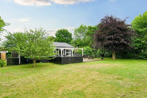 Ferienhaus bei Smidstrup Strand mit offen integrierter Küche, gut ausgestattet mit u.a. Ceranfeld, Dunstabzugshaube, Mikrowelle, Kühl-/Gefrierschrank, Geschirrspüler und Waschmaschine. Das Wohnzimmer ist einfach und dennoch gemütlich eingerichtet mit...