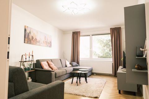 Diese voll renovierte Wohnung ist eine großartige Option für eine Gruppe oder eine Familie mit bis zu 6 Personen. Die Wohnung befindet sich in einer sehr ruhigen Straße im Zentrum von Wien. Klimaanlagen und Heizung sind in allen Zimmern vorhanden. Di...