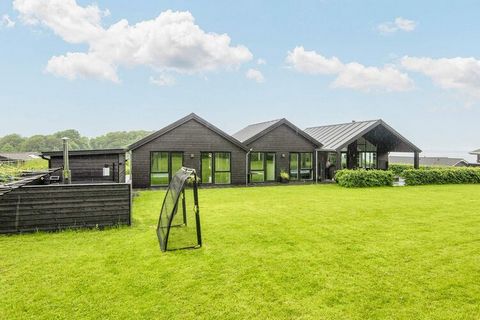 Ferienhaus mit herrlichem Ausblick zu Küste und Meer! Der nahe Kelstrup Strand ist zu Fuß erreichbar. Im Innenbereich stehen u.a. ein Whirlpool in dem einen der beiden Bäder sowie ein Aktivitätsraum für den Freizeitspaß zur Verfügung. Das Ferienhaus ...