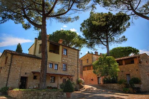 Dieses Agriturismo liegt in Colle di Val d'Elsa in einer mittelalterlichen Borgo, mitten in den Hügeln der Region Chianti. Die Borgo besteht aus verschiedenen rustikalen Häusern und einem Garten. Das Schwimmbad ist von einer Sonnenterrasse sowie von ...