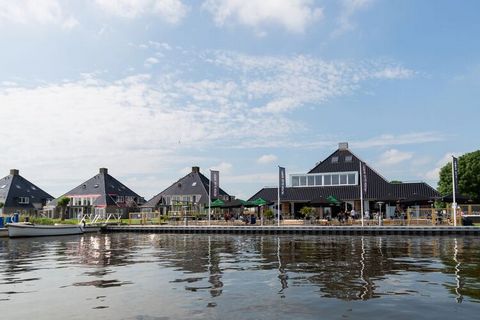 Deze comfortabele houseboat met tuin aan het open water ligt op een prachtige locatie aan de rand van Jachthaven Waterrijck met vrij uitzicht over het Sneekermeer. De plek en faciliteiten aan boord staan garant voor een gezellige, ontspannen en roman...