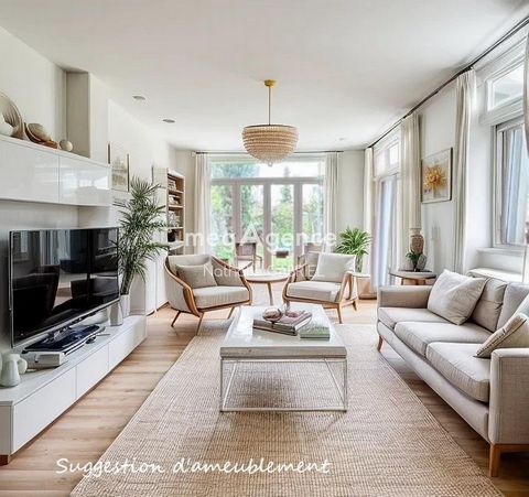 Between the Place du Lycée and La Madeleine, this large architect house will offer you the opportunity to walk to all the services and amenities of the city center: bus 50 m, shops, schools, high schools, universities and hyper-center within 10 minut...