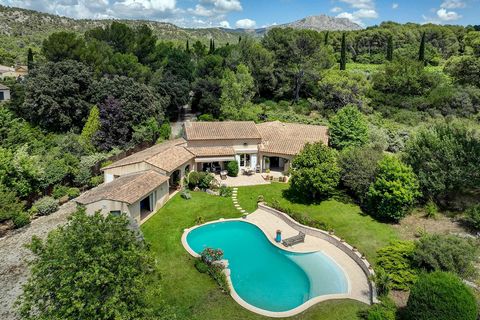 Located at the foot of the Sainte Victoire massif, in the popular town of Tholonet, this charming architect-designed house of 270m2 is built on a wooded and landscaped plot of 4137m2 with swimming pool and independent studio of 28m2. In absolute calm...