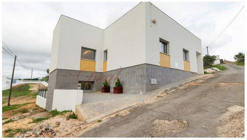 Deal Homes présente, Villa neuve d'architecture contemporaine, avec trois chambres, située dans une zone surélevée, à Rasmalho, Portimão. Avec un excellent accès, cette villa à distance de marche de Portimão et Monchique, offre de grandes commodités ...