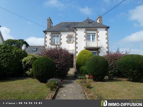 Mandate N°FRP136260 : Pretty house from the 1930s with renovation work to be done. Entrance, fitted kitchen opening onto utility room and utility room. Living room with fireplace, bathroom. Independent WC. Upstairs, 2 bedrooms. Attic . 1400 m² walled...