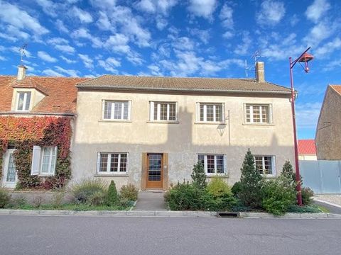 Maison ancienne de 172.39 m² implantée à Rouvray sur un terrain de 227 m² de plain pied avec 2 niveau.  Elle profite d’une vue sur la ville et inclut en rez-de-chaussée un hall d’entrée de 17.63 m² avec un plafond à la française que l’on retrouve éga...