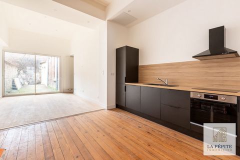 Willkommen in dieser schönen Wohnung, die kürzlich komplett geschmackvoll renoviert wurde und einen modernen Stil und hochwertige Annehmlichkeiten für ein außergewöhnliches Wohnerlebnis in Lille bietet. Typ: T3 bis Fläche : 75m2 Erbaut: 1930er Jahre ...