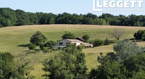 A30000CMO47 - Cette belle maison a été rénovée avec style pour créer un lieu impressionnant : un énorme espace de vie avec des zones pour manger, cuisiner et se détendre, plus des salles de bains sur les deux étages, un bureau [ou 3ème chambre] et un...