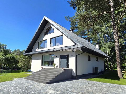 Nieuw, gezellig en goed ontworpen huis in Jurmala. Klaar om in te trekken en een nieuw leven te beginnen in de strandstad.3 slaapkamers, goed uitgeruste keuken. Eiken vloeren, materialen van goede kwaliteit. Zeer zuinig met lucht-water verwarming. Ke...