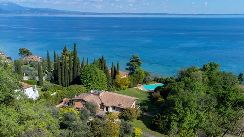 Directly overlooking the Brescian shore of Lake Garda, in the well-known resort of Manerba del Garda, this charming villa for sale boasts exclusive access to the beach and a fantastic lake view that changes with the changing seasons. Set in a breatht...