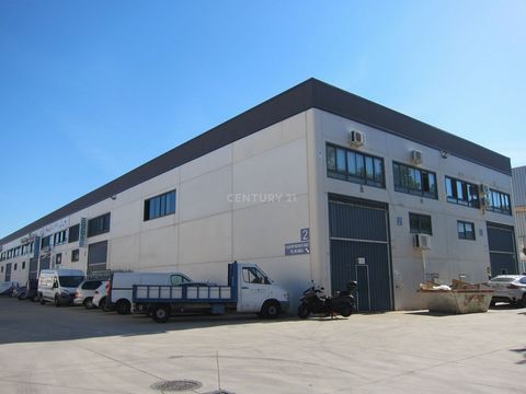 Excellent investment opportunity in Alcalá de Henares! We offer you this Industrial Warehouse in the Inbisa II Industrial Estate, in Alcalá de Henares. The warehouse has an area of 307 m², and is distributed over two floors. On the ground floor with ...