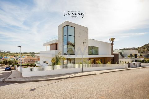 Cette magnifique villa au design contemporain, située à côté de la marina d'Albufeira, est un sublime exemple de luxe et de confort. Construite selon des standards de qualité élevés, elle offre un style de vie unique, où chaque détail a été méticuleu...