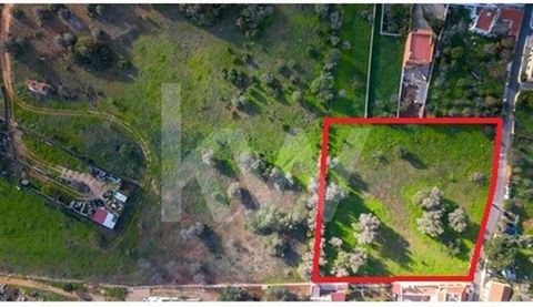 Terreno rustico situato nella zona di Palheiros-PortimãoLa posizione di questo terreno tra le montagne e il mare, ha una generosa superficie di 4400 m2, con un'impronta di 880 m2, costruzione 2200 m2 e impermeabilizzazione 1540 m2. Uno dei vantaggi d...