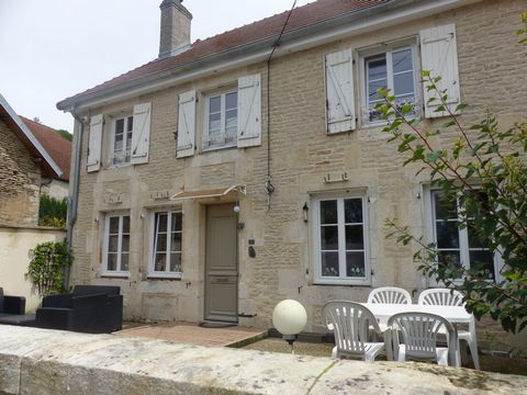 Gerenoveerde voormalige parochie van 160 m2 met prachtige leefruimtes, 4 slaapkamers, ingerichte keuken, terras, binnenplaats en prachtige tuin aan de achterkant. Mooie badkamer met ligbad en Italiaanse douche. Garage met geautomatiseerde deur en gro...