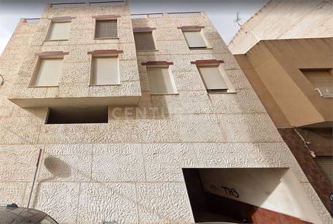 ¿Quieres invertir en Elda, Alicante? Se trata de un edificio residencial en construcción. El bloque, de cuatro alturas sobre rasante y una planta bajo rasante, se compone de un total de 10 viviendas, 10 plazas de garaje y 2 locales. En la planta baja...