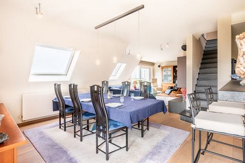 This pleasant, sunny and spacious apartment with 3 bedrooms and 3 bathrooms in De Panne is located a stone's throw from the sea and right next to the dunes. If you like lots of space, open views and peace, this apartment is ideal for you and your fam...