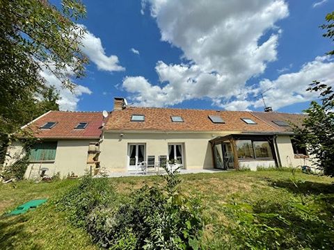 5 mn de Marines. Maison ancienne rénovée de 140 m² habitable offrant au rez-de-chaussée : Entrée avec placard, wc avec lave-mains, séjour avec cheminée-insert exposé plein ouest et vue sur les champs, cuisine équipée, chambre, salle de bains avec bai...