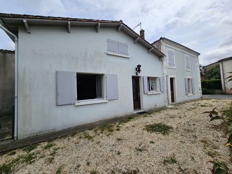 MAISON DE BOURG EN PIERRE AVEC TERRASSE ET JARDIN AU BORD DE L'EAU A rénover maison de bourg comprenant hall d'entrée, salon/séjour de 38 m2 avec cheminée insert, cuisine séparée, arrière cuisine, chambre et wc indépendant. A l'étage : palier qui des...