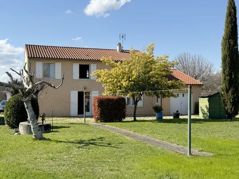 L'AGENCE IMMO vous présente à la vente cette maison T5/T6 des années 80 de 120 m2 habitables env sur 2 niveaux, au calme et proche du centre ville de Soual, accessible à pied. En bon état général mais nécessitant à minima une nouvelle décoration et q...