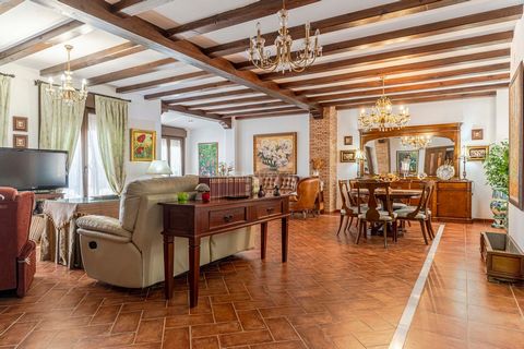 We present this very spacious House in this beautiful town in the Guadix region, and for which it is worth reading until the end, with its 450 m2 built and 390 useful areas, space will never be a problem. Recently built, and markedly rustic in style,...