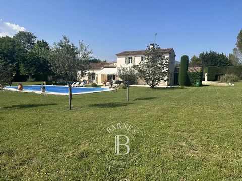 Prachtige villa met Provençaalse charme, vlak land van ongeveer 4.600 m², ideaal gelegen in de buurt van Valbonne, golf, Tennis Country Club du Vignal en winkels. Het biedt op de eerste verdieping een prachtige woonkamer met hoge plafonds, een ingeri...