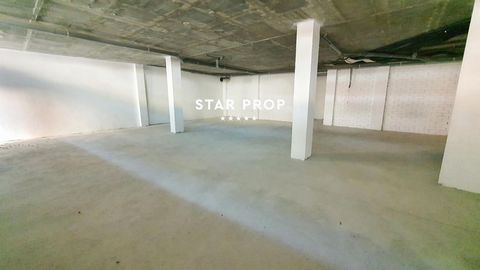 At STAR PROP, the leading real estate agency in Llançà, we are pleased to present this exceptional business opportunity in the heart of the Port of Llançà. This commercial space is undoubtedly the crown jewel, with an impressive facade and an unbeata...