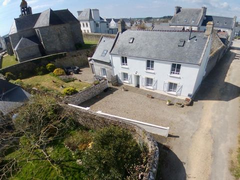 In Primelin, between the Pointe du Raz and Audierne, pretty stone house in a charming village. The beach on foot or by bike©, close to the coastal path on the edge of the cliffs and the shops 3 minutes away. House completely©renovated©in 2018, a beau...