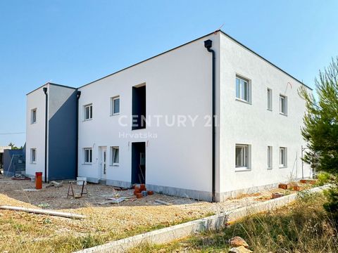 VIR, CENTRE : NOUVELLE CONSTRUCTION - Appartement S3 sur tout le deuxième étage de l’immeuble - 89,55 m2   L’appartement à vendre est une excellente opportunité d’investissement, pour un usage personnel ou pour la location à des touristes. Selon les ...