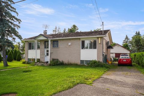 Belle maison de plain-pied située à Mirabel dans un quartier résidentiel tranquille et entouré de nature. Composée de 4 chambres à coucher dont une au sous-sol, 1 salle de bain, 1 garage et stationnement extérieur pouvant accueillir 4 voitures. Fenes...