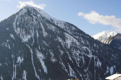 Wunderschönes Haus, inmitten der Silvretta Region sonnig und ruhig im Ortsteil Plattwies (1.380 m ü.M.). Schnell und bequem geht es mit dem Skibus zu den Skigebieten Kappl-Dias und Ischgl. Das Bergdorf Kappl liegt inmitten der imposanten Gebirgswelt ...