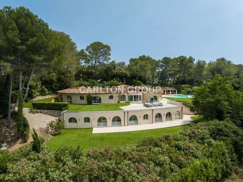 Op slechts 15 minuten van Cannes, op een bevoorrechte locatie tussen de charmante dorpjes Mougins en Valbonne, presenteert dit prachtige pand uit de jaren 70 zich in een atypische constructie. Gelegen in een gewilde woonwijk en op een perceel van mee...