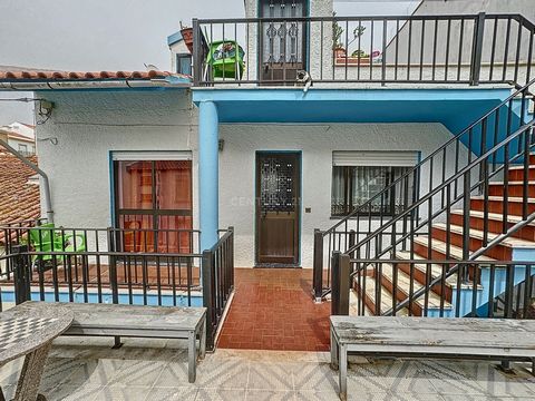 Building, located in the Historic Center of Nazaré, offers a unique opportunity to live near the sea with all the comfort and convenience. Composed of several divisions spread over three floors, this property is ideal for both your own residence and ...