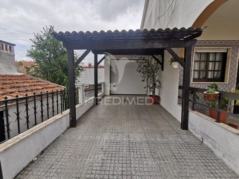 Moradia T4 Moradia familiar, isolada,  em zona habitacional muito calma e agradável . Localizada na zona interior da Freguesia de Nossa Sra. de Fátima.  Muito perto de todo o tipo de comércios e serviços e dos  acessos a autoestradas . Fica a poucos ...