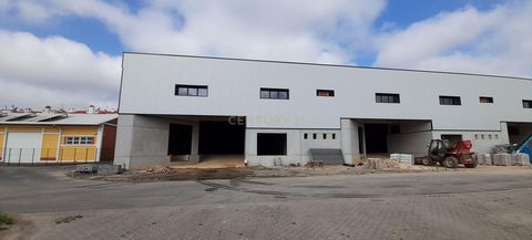 Localizado num condomínio fechado no Núcleo Empresarial de Arruda dos Vinhos, está a crescer o novo Polo Industrial. Armazém com uma área útil de 1039 m2, distribuídos da seguinte forma: Piso 0: 913 m2; Piso 1: 126 m2;  Principais características: - ...
