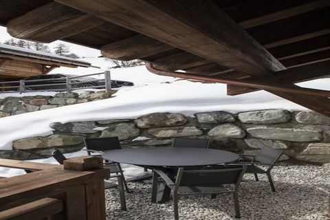 This charming 4-star chalet is located in the peaceful area of Les Masses, Switzerland, offering stunning mountain views of Val d'Hérens and the Dent-Blanche. Perfect for up to 4 guests, this cozy 125m² chalet provides a warm and inviting atmosphere,...