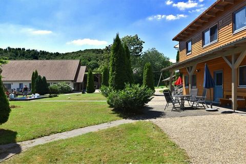 Warum hier übernachten Verbringen Sie einen Urlaub mit einer großen Familie oder einer Gruppe von Freunden in Hüddingen, einer schönen Gegend in Hessen, Deutschland. Das Ferienhaus liegt eingebettet in das schöne Mittelgebirge Nordhessens, direkt am ...