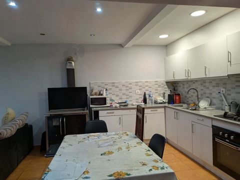 Descubra esta encantadora casa rural em Oliveira do Bairro, Aveiro. Com uma área generosa de 150m², esta propriedade oferece um refúgio tranquilo, ideal para quem procura um estilo de vida calmo e próximo da natureza. A casa dispõe de 3 quartos espaç...