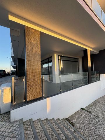 Se procura um espaço versátil e bem localizado para o seu negócio, esta loja no Alto do Índio, em Almada, é a oportunidade ideal! Destaques do espaço: Área: 59m² Localização estratégica, em zona residencial e de passagem Montra ampla, excelente visib...