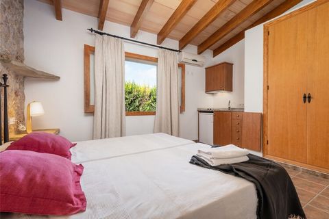 La impresionante finca cuenta con una piscina de cloro al aire libre de 8 metros de largo por 3 metros de ancho, con profundidades que oscilan entre 0.5 metros y 1.8 metros para refrescarse y relajarse. Además, ofrece una zona porchada perfecta para ...
