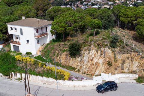 Descubre el encanto de esta casa independiente en Alella, un oasis de tranquilidad con vistas panorámicas y un amplio jardín de 700 m², ideal para disfrutar al aire libre. Con un diseño que ofrece múltiples posibilidades de personalización, esta vivi...