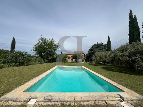 Authentieke stenen Mas te koop in Bédoin - Mont Ventoux Virtuele tour beschikbaar op onze website. Aan de voet van de Reus van de Provence en dicht bij het dorp. Kom en ontdek deze authentieke 334 m² lokale stenen Mas, met 10 slaapkamers om uw vriend...