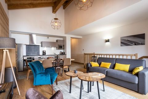 Questa graziosa casa vacanze offre un rifugio confortevole e accogliente, ideale per famiglie o piccoli gruppi. Può ospitare fino a 8 persone con 3 camere da letto e 2 bagni, rendendola perfetta sia per soggiorni brevi che lunghi. Il soggiorno è dota...